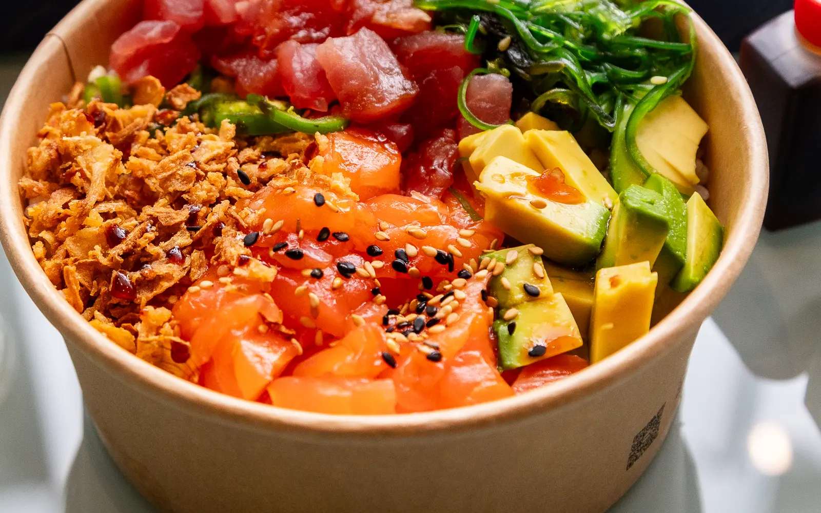 Poké bowl FOUND con tonno, salmone, avocado, alga wakame e cipolla croccante
